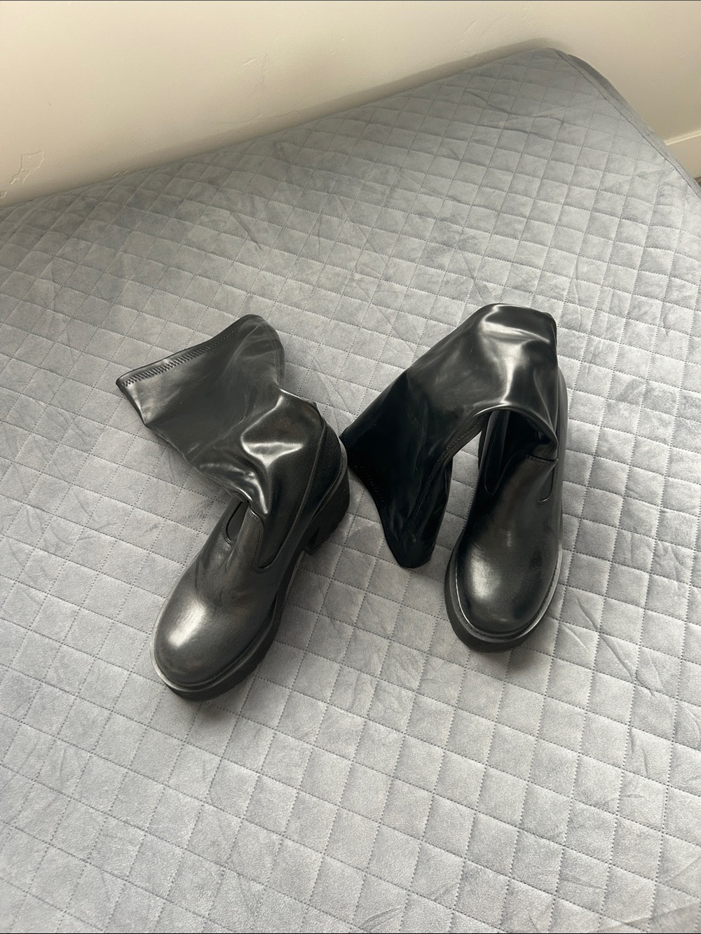 Amazon Black Mid-Calf Glossy Leather Heeled Boots